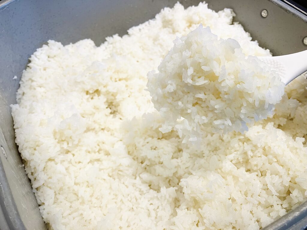 業務用炊飯器のなかのごはん