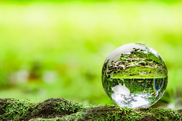 エコのイメージ　緑とガラス玉