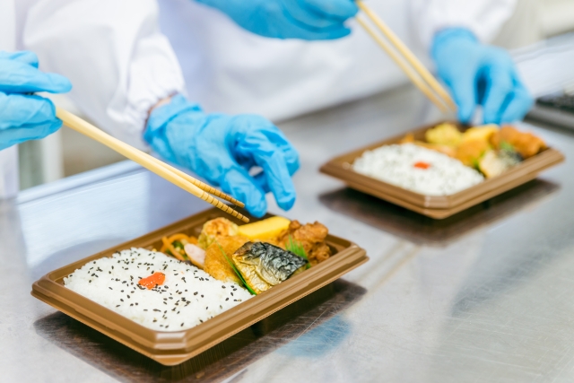 食品加工工場の作業員