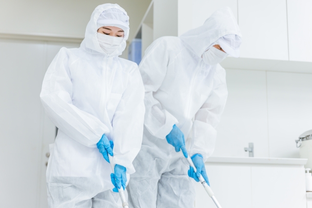 工場の衛生管理をしている人