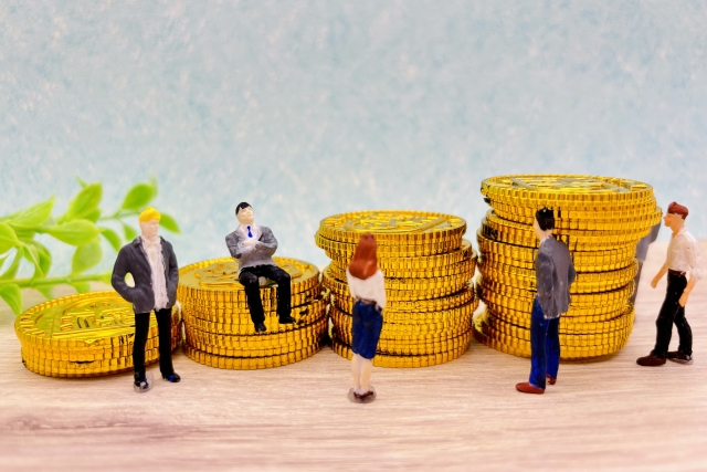 コストを考えているビジネスマンとお金