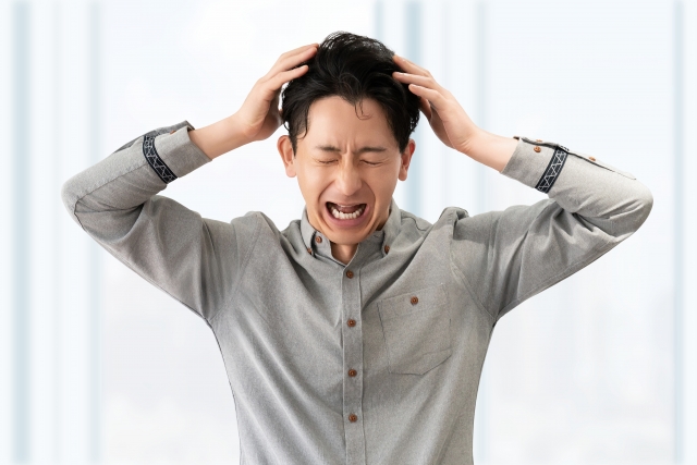 頭を抱える男性