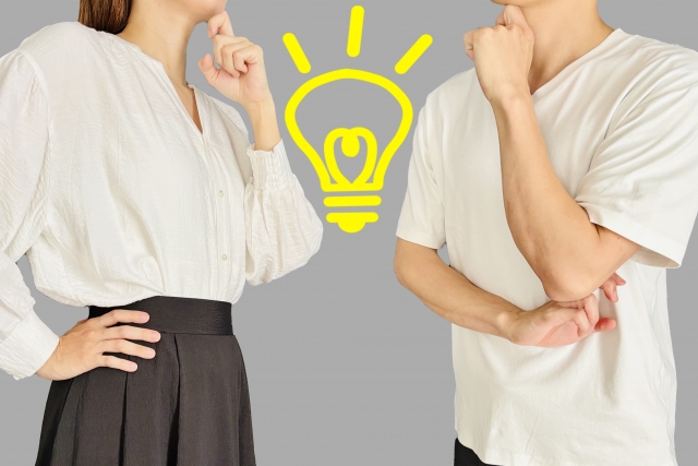 何かを考えている男女2人