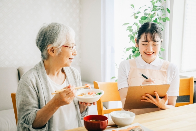 高齢者施設で食事する女性