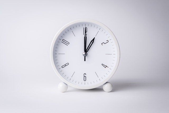 1時をさす目覚まし時計