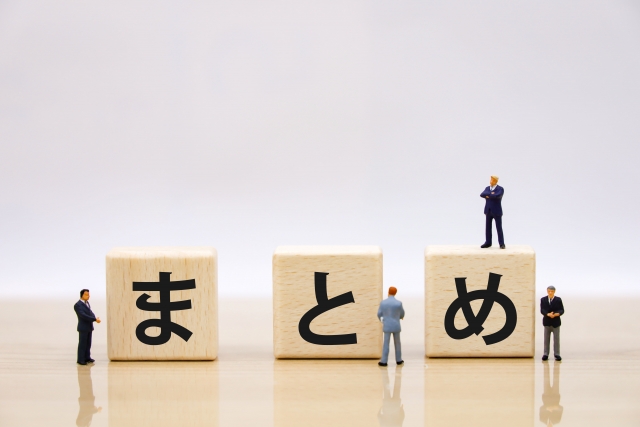 まとめのブロックとスーツを着た人