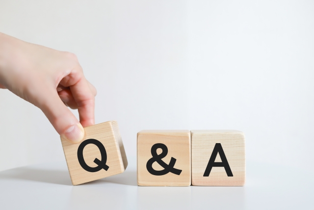 Q&Aがか書かれた積み木