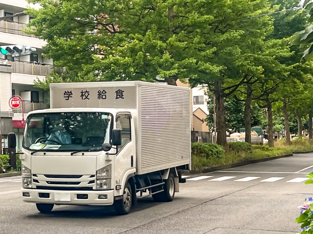 学校給食のトラック