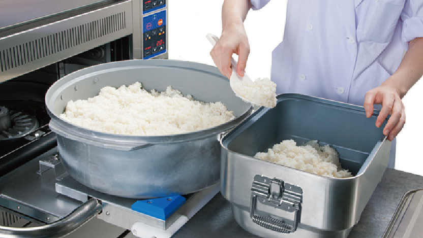 炊飯したご飯を効率的に配缶している様子