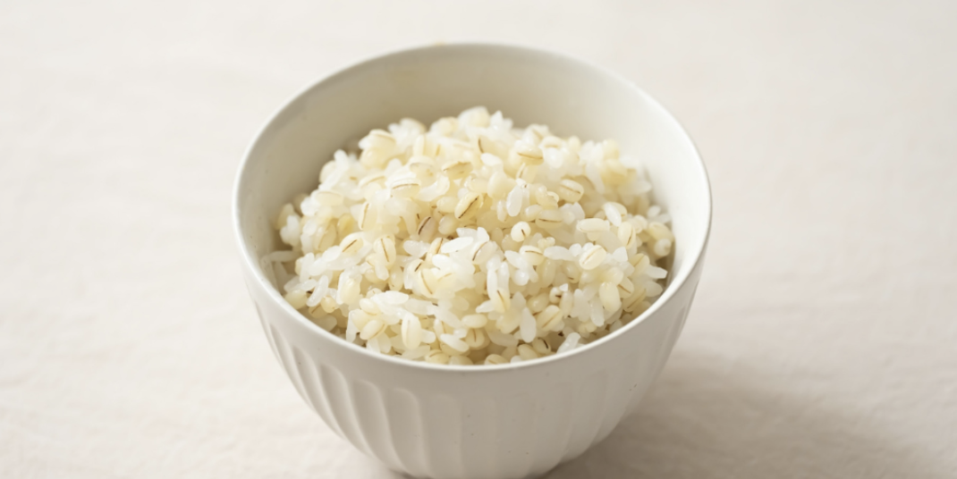 麦ご飯を白い茶碗によそった様子