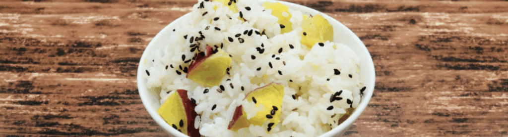 黒ごまと角切りサツマイモ入りのさつまいもご飯