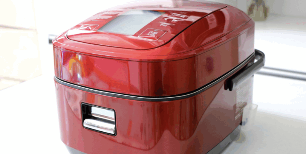 キッチンカウンターに置かれた赤い高機能炊飯器