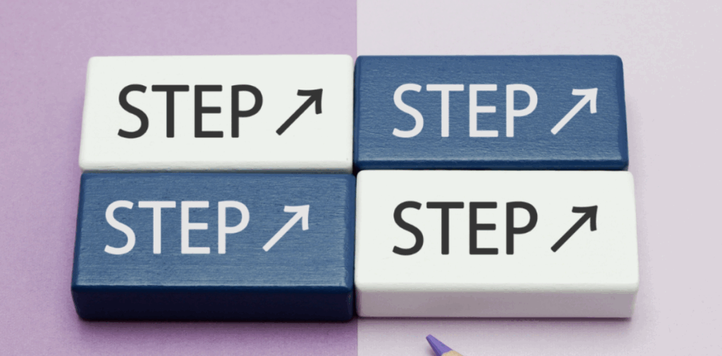 紫と白の背景に『STEP↗』と書かれた4つのブロックで段階的成長を表現したイメージ