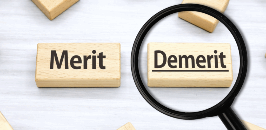 「DemeritMerit」と書かれた木製ブロックを虫眼鏡で強調し、隣に「Merit」のブロックが置かれている