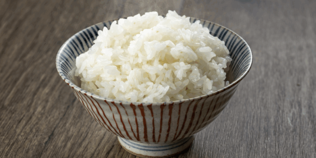 茶碗に盛り付けられた炊きたての白ご飯
