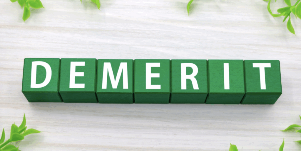 緑色のキューブを並べ白文字で「DEMERIT」と表記したデメリット表示