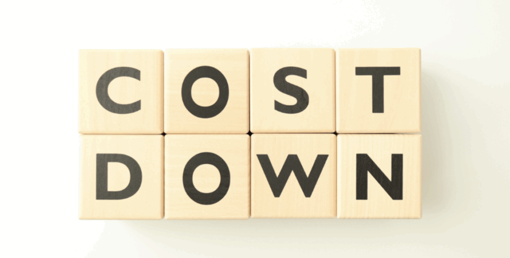 木製ブロックを並べて「COST DOWN」と表記しコスト削減を訴求するイメージ