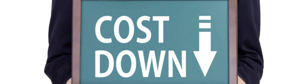 「COST DOWN」と下降矢印でコスト削減を訴求するボードを持つ人物