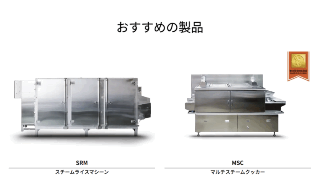 「COST DOWN」と下降矢印でコスト削減を訴求するボードを持つ人物
