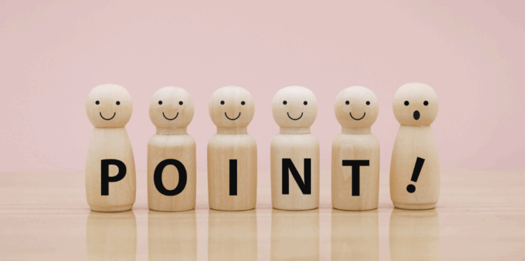 笑顔の木製ピン人形が並び『POINT!』の文字を示す可愛いイメージ