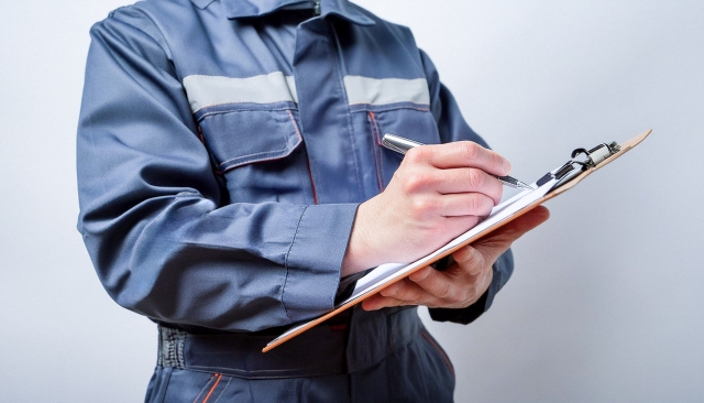 チェックシートをもっている作業員