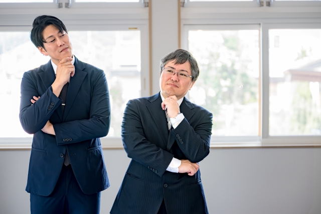 考えてるビジネスマン
