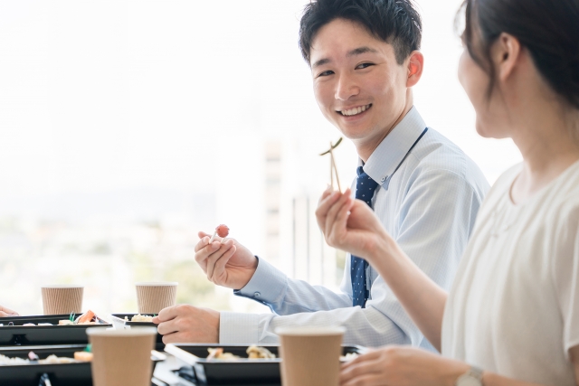 ご飯を食べるビジネスマン