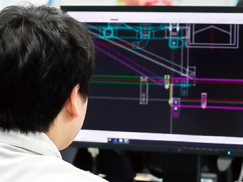 機器の開発をしている作業員