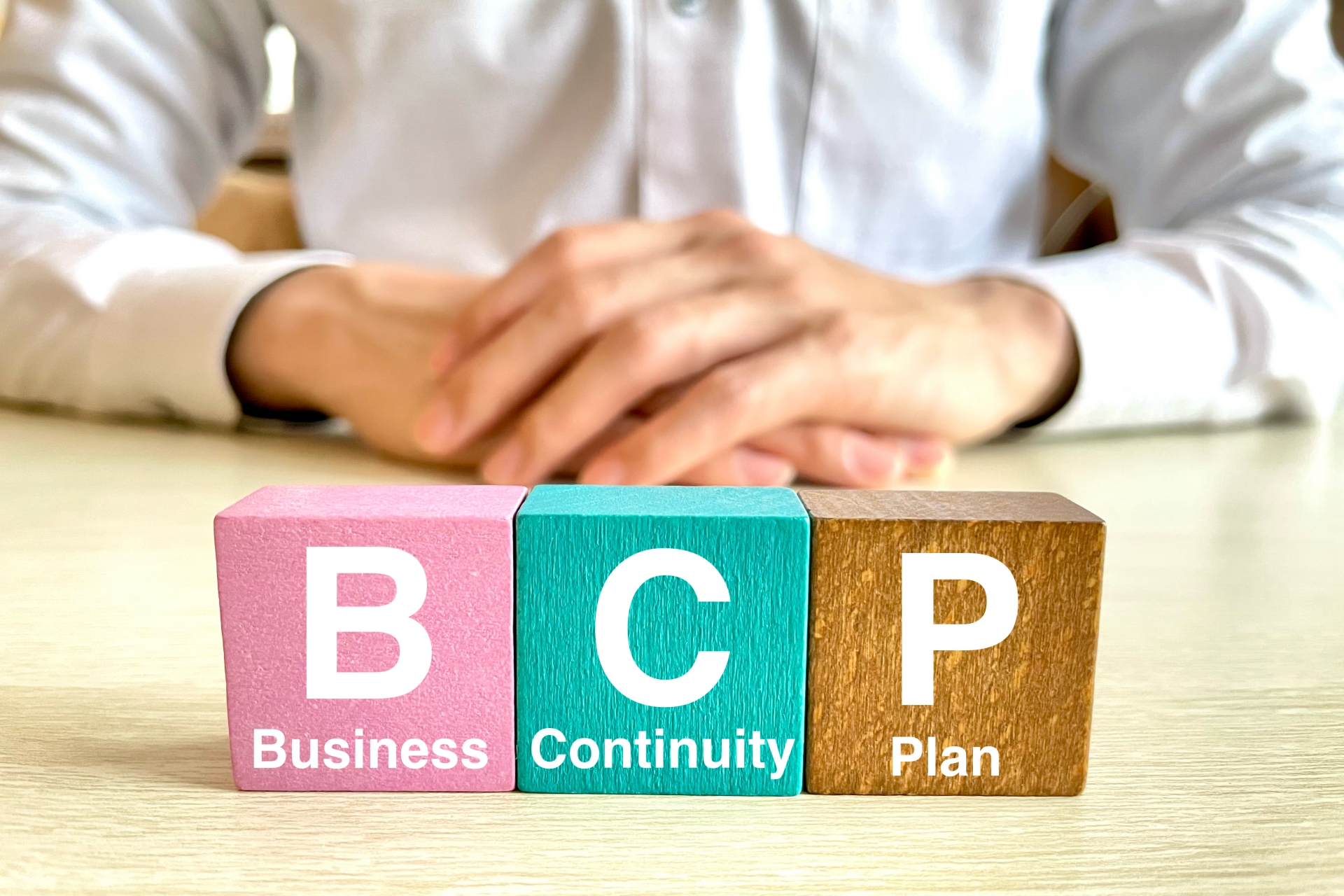 BCPと書かれたブロックとビジネスマンの手元